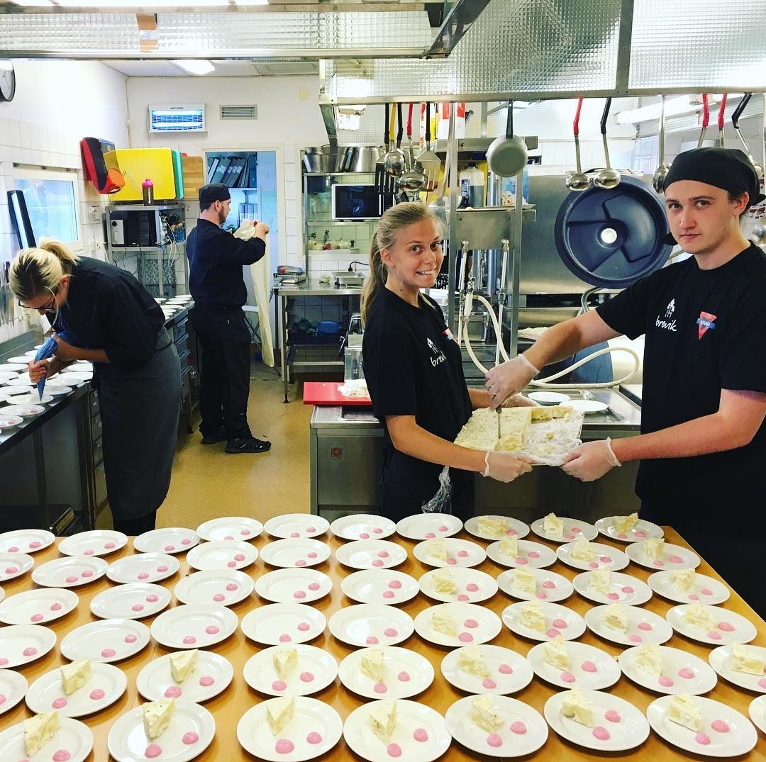 Dessertförberedelser inför konfmiddag, under ledning av Emelie.