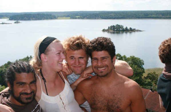 Lägerberget sensommaren 2007. Från vänster syns Hanifs bror Saleh, Josefin Moberg, den australiensiske ledaren Anthony samt Hanif.