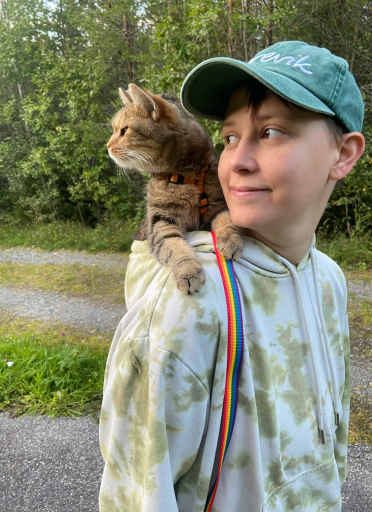 Rebecca Säther med sin katt på axeln