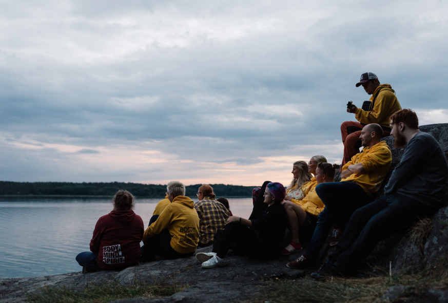 Kvällssamling vid vattnet på Brevik