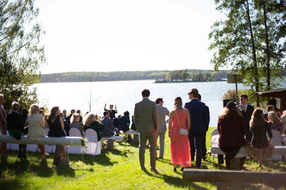 Vigsel utomhus vid vattnet på Brevik