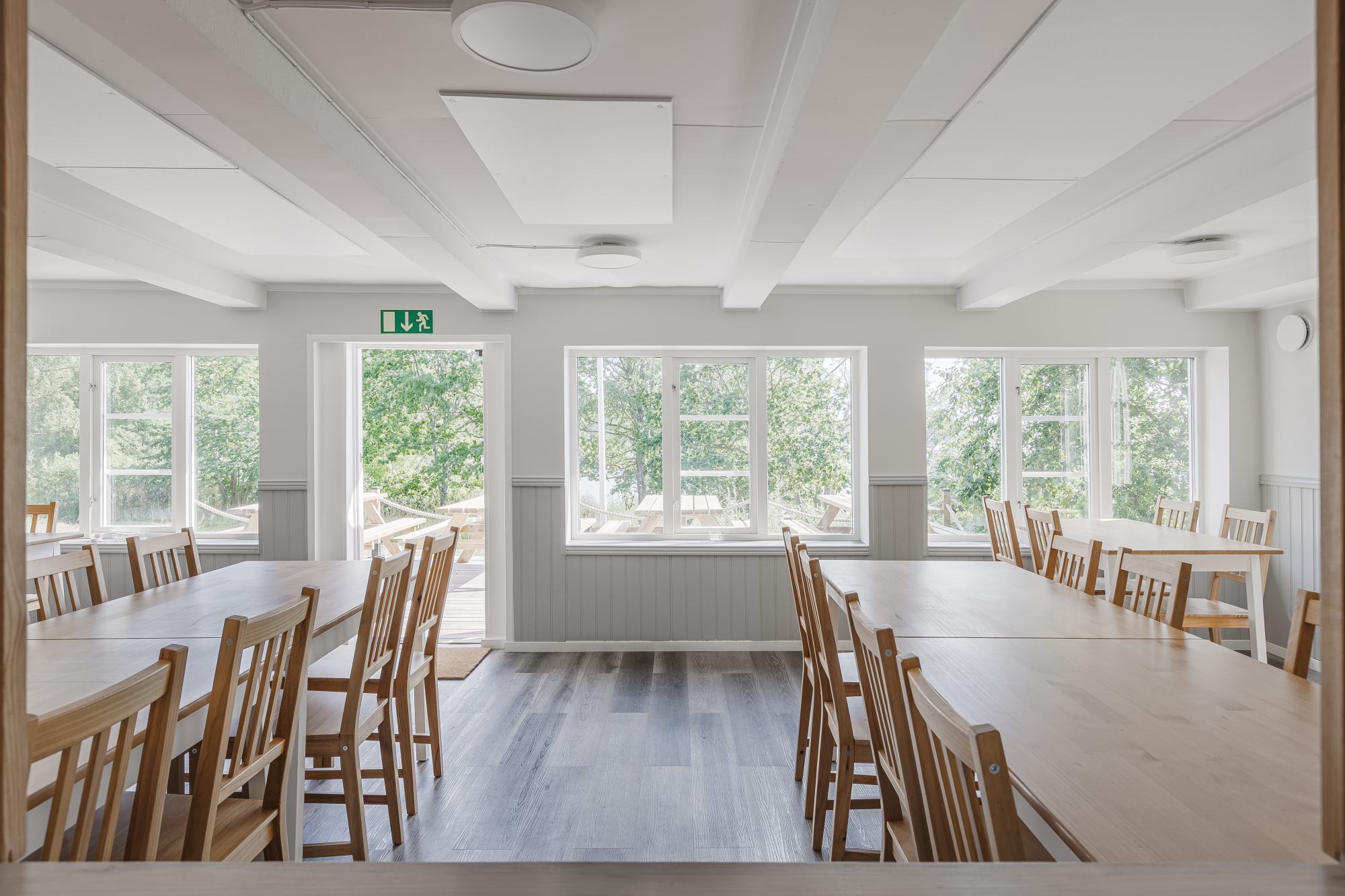 Strandköket – matsalen med utsikt och dörr mot altanen