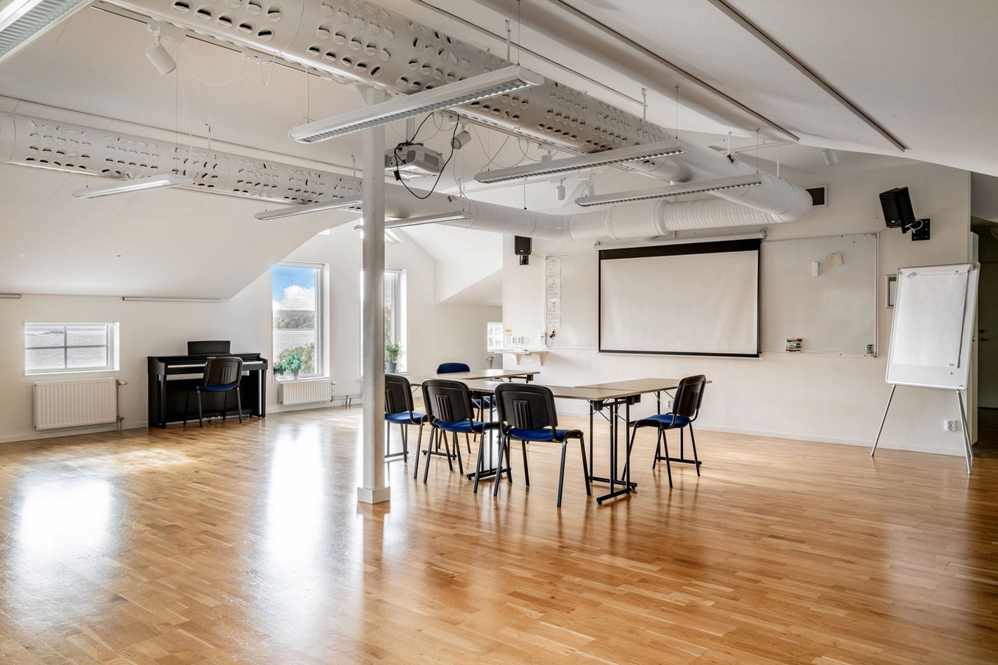 Konferenslokal med projektor